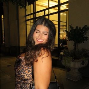 Meet your Posher, Mona